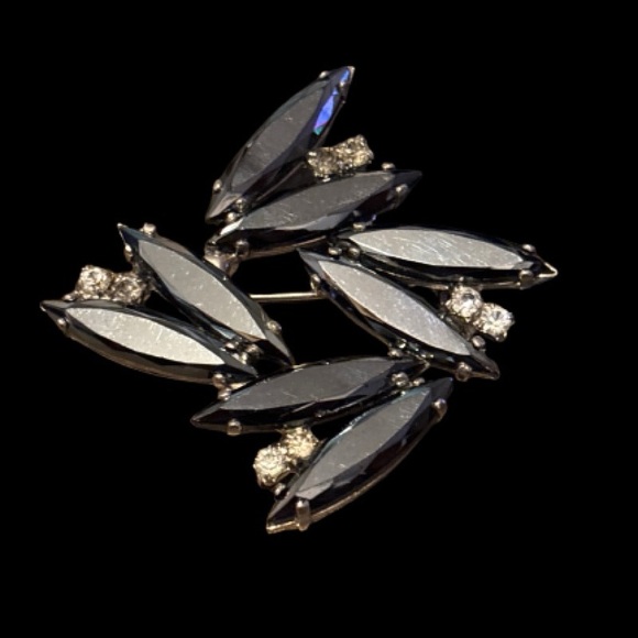 Very Rare Find - Black Crystal Statement Brooch - Picture 8 of 10